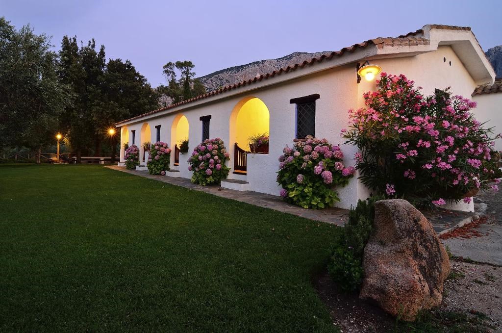 Agriturismo Guthiddai - Budova s pokoji při setmění, Guthiddai, Sardinie
