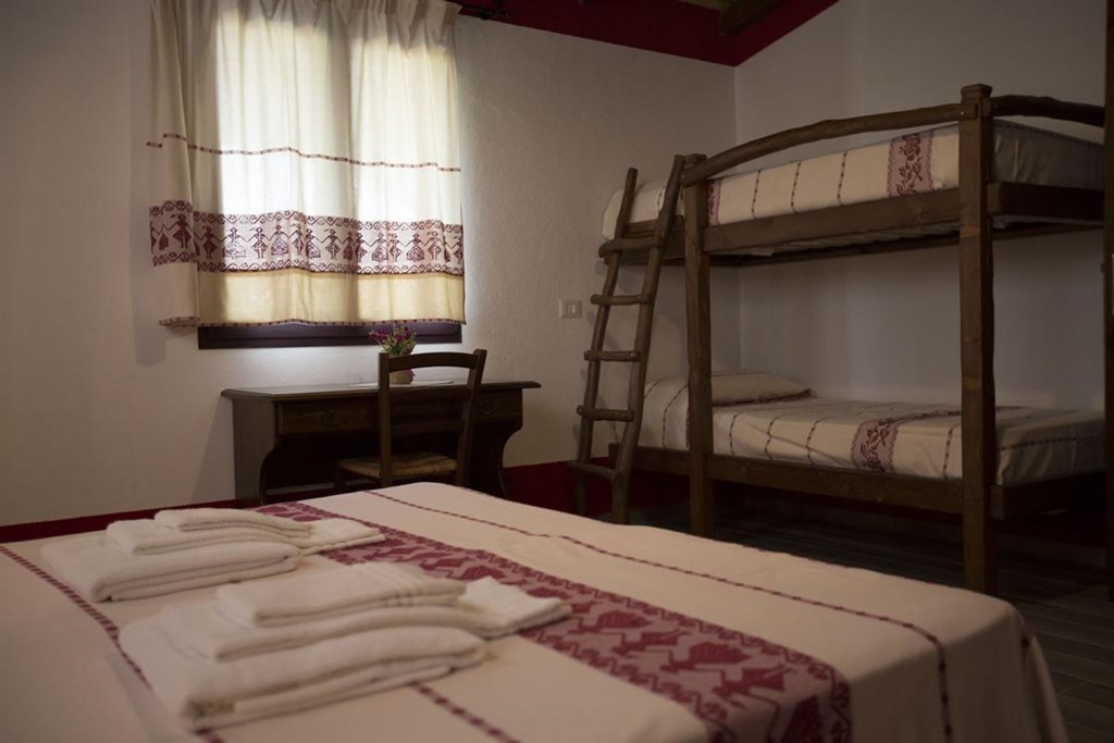 Agriturismo S`Ozzastru - Ložnice, Apartmán Romantic s kuchyní, Dorgali, Sardinie