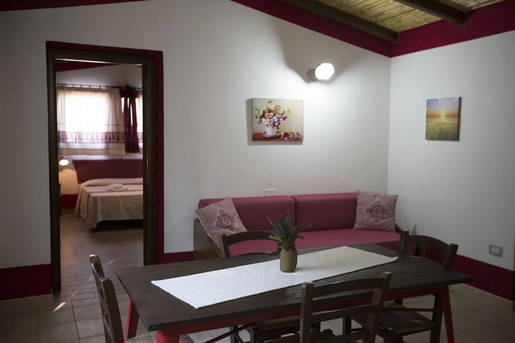 Agriturismo S`Ozzastru - Obývací část, Apartmán Romantic s kuchyní, Dorgali, Sardinie