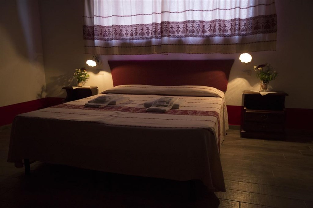 Agriturismo S`Ozzastru - Ložnice, Apartmán Romantic s kuchyní, Dorgali, Sardinie