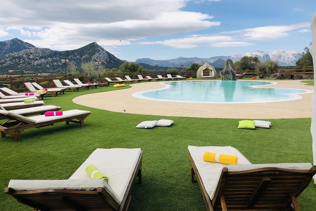 Agriturismo S`Ozzastru - Bazén s lehátky, Dorgali, Sardinie
