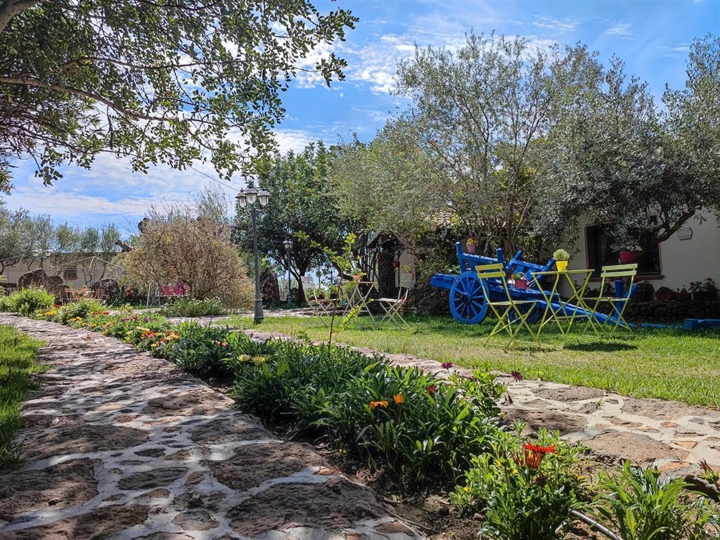 Agriturismo S`Ozzastru - Posezení v zahradě, Dorgali, Sardinie