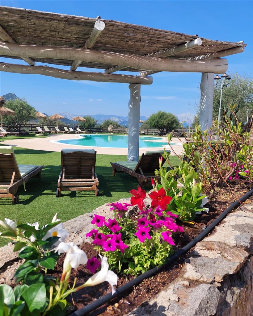 Agriturismo S`Ozzastru - Lehátka u bazénu, Dorgali, Sardinie