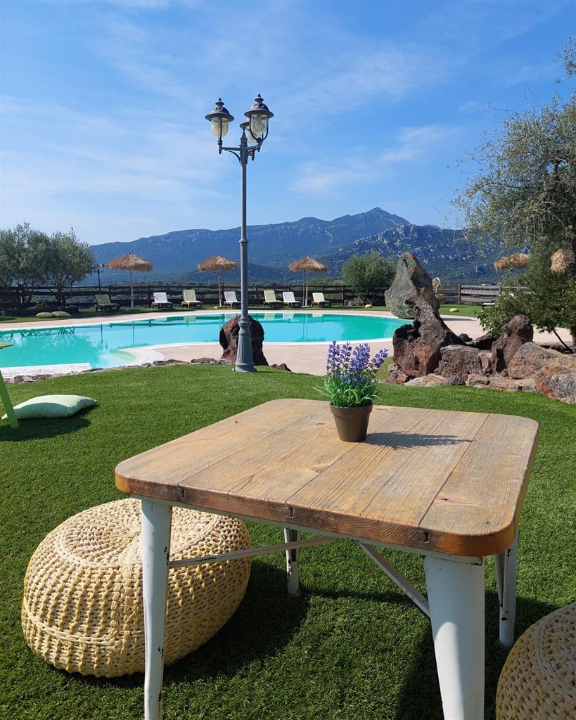 Agriturismo S`Ozzastru - Posezení u bazénu, Dorgali, Sardinie