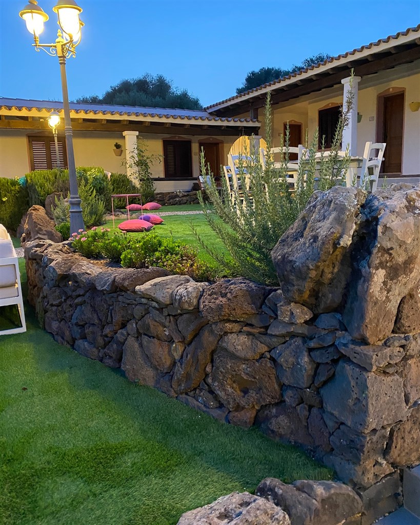 Agriturismo S`Ozzastru - Posezení v zahradě, Dorgali, Sardinie