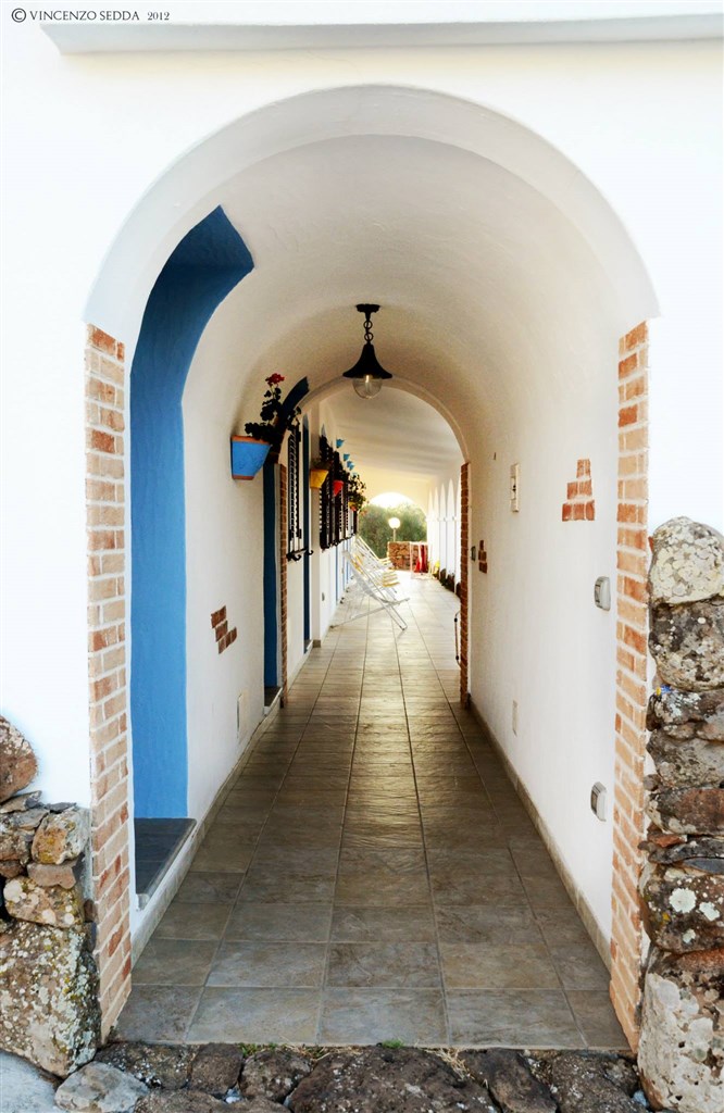 Agriturismo S`Ozzastru - Průchod k pokojům, Dorgali, Sardinie