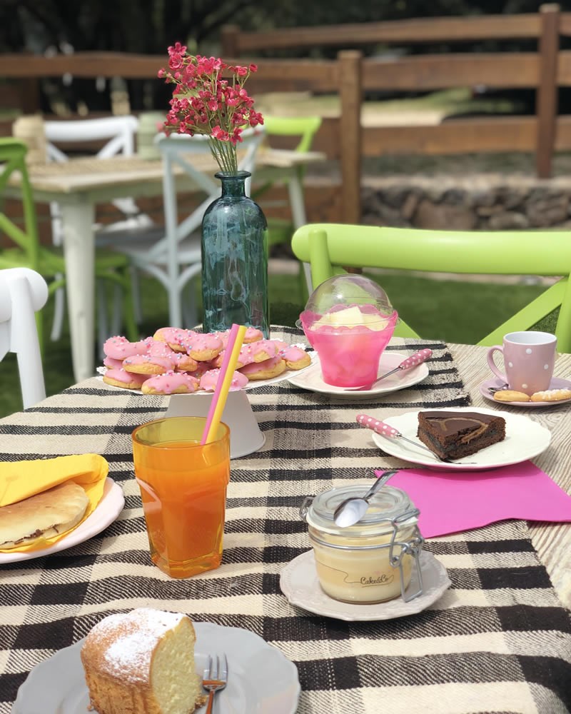 Agriturismo S`Ozzastru - Snídaně z baru u bazénu, Dorgali, Sardinie