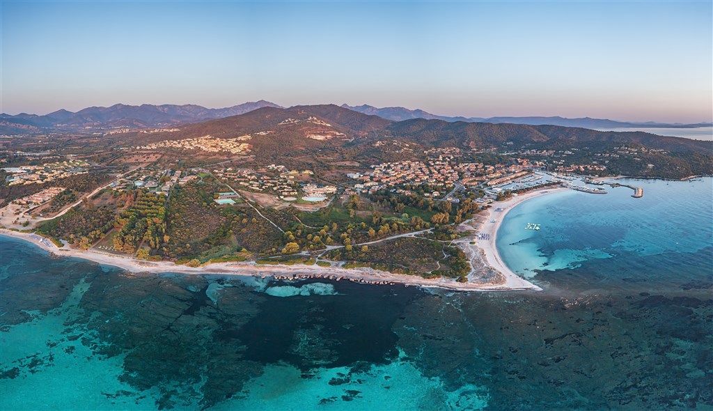 Baia del Porto - Pohled na letovisko, Porto Ottiolu, Sardinie