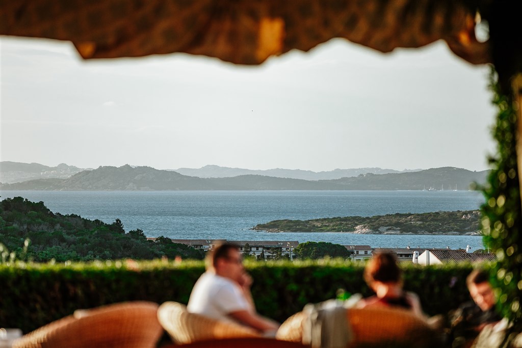 Pulicinu - Terasa s panoramatickým výhledem na záliv, Baja Sardinia, Sardinie