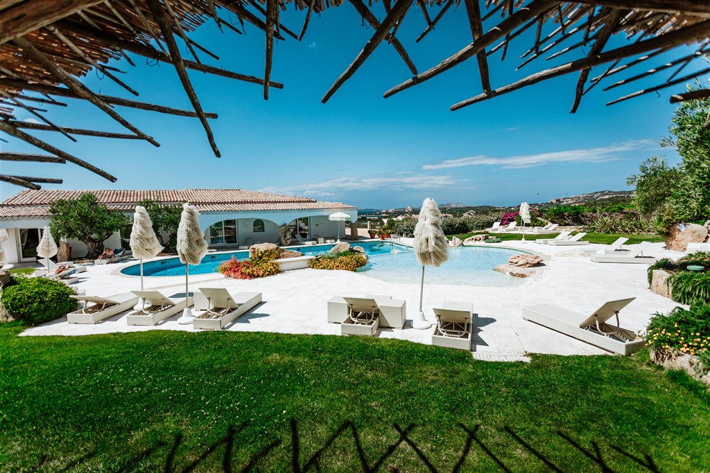 Pulicinu - Hotelový bazén, Baja Sardinia, Sardinie