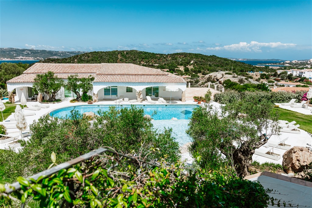 Pulicinu - Pohled na bazén, Baja Sardinia, Sardinie