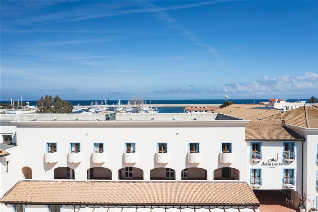 Cala della Torre Resort - Pohled na hotelové balkóny, Siniscola, Sardinie