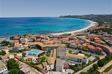 Letecký pohled na hotel, Siniscola, Sardinie