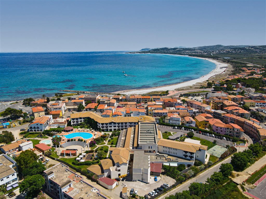 Letecký pohled na hotel, Siniscola, Sardinie