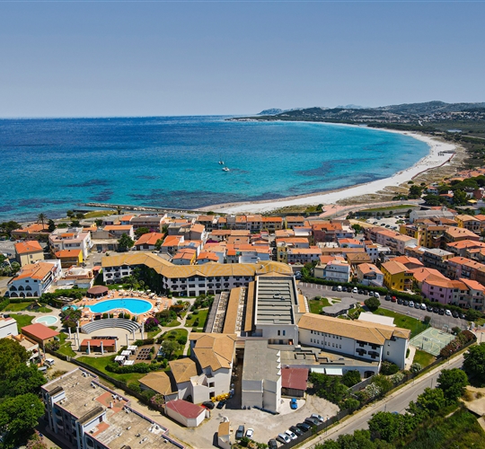 Letecký pohled na hotel, Siniscola, Sardinie
