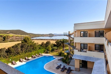 Pohled na bazén, Porto Pino, Sardinie