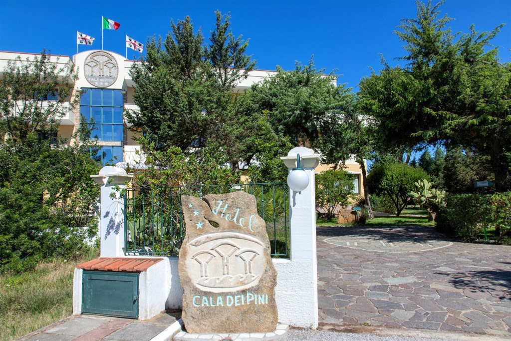 Hotel Cala dei Pini - Vstup do hotelu, Porto Pino, Sardinie
