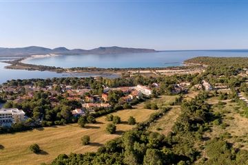 Letecký pohled na letovisko, Porto Pino, Sardinie