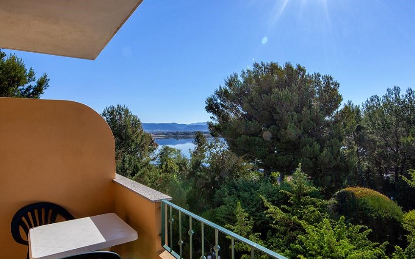 Hotel Cala dei Pini - Výhled z balkónu Junior Suite, Porto Pino, Sardinie