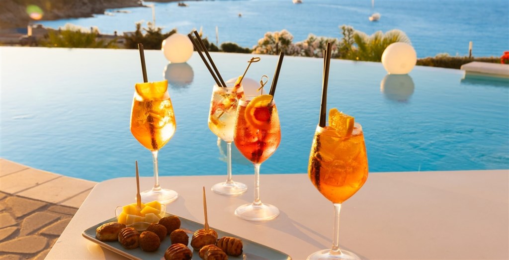 Hotel Moresco - Aperitiv u bazénku (dekorativní bazén, není určen ke koupání), Santa Teresa di Gallura, Sardinie