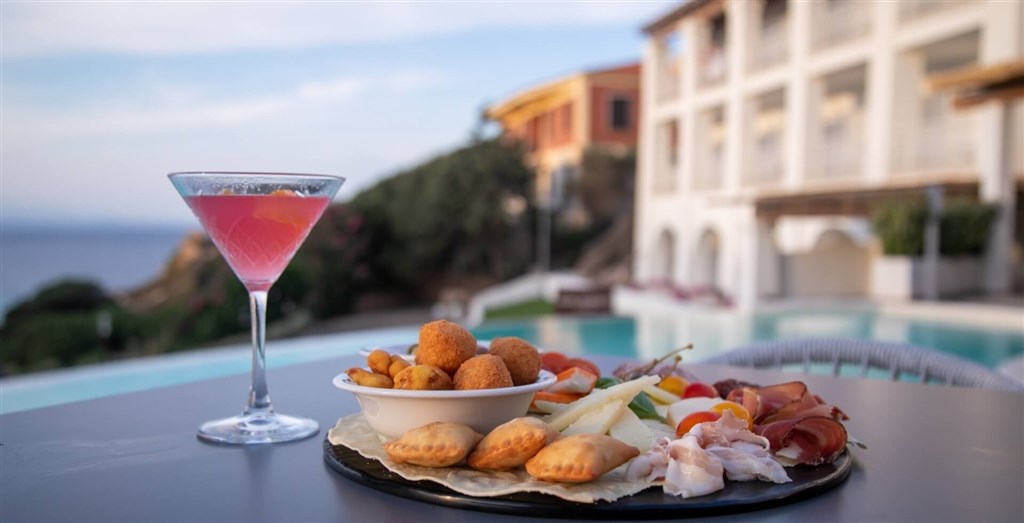Hotel Moresco - Aperitiv u bazénku (dekorativní bazén není určen ke koupání), Santa Teresa di Gallura, Sardinie