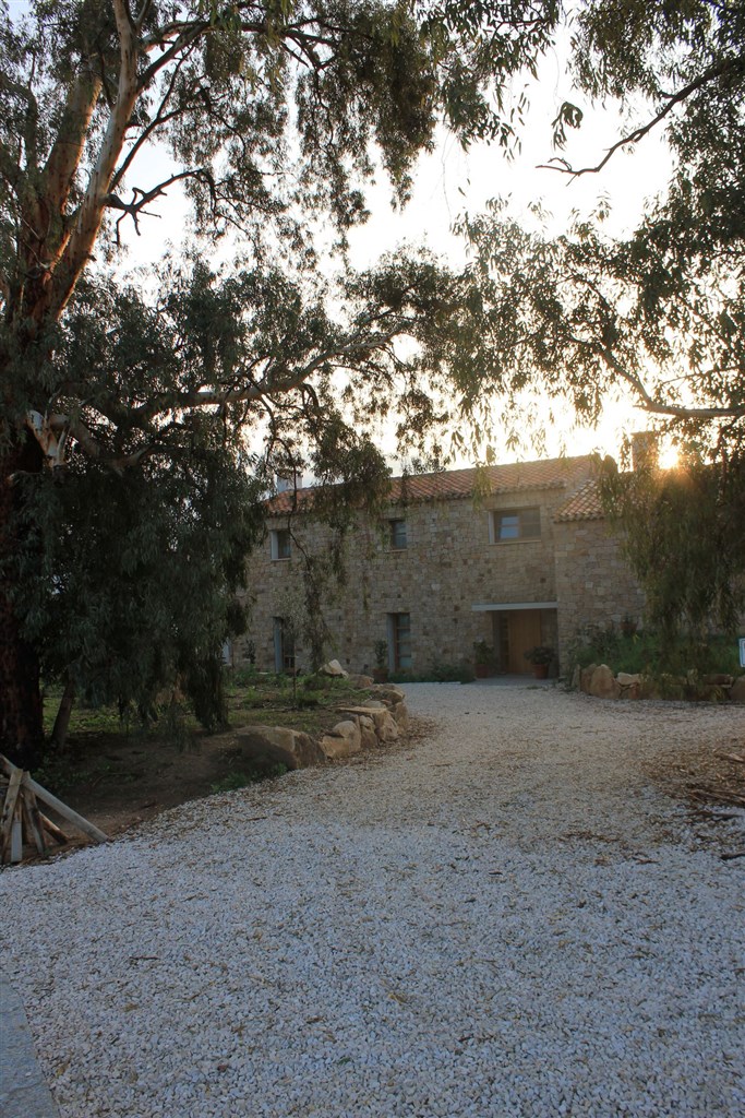 Cantos e Sonos - Příjezd k hlavní budově, Triei, Sardinie