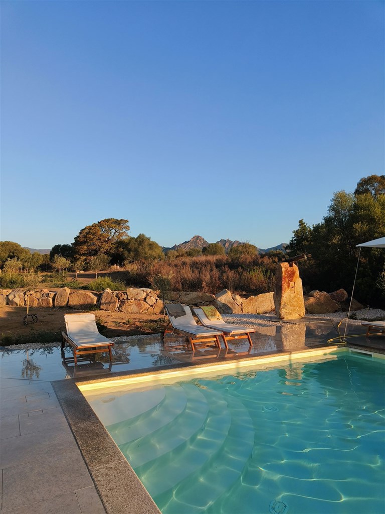 Cantos e Sonos - Bazén s lehátky, Triei, Sardinie