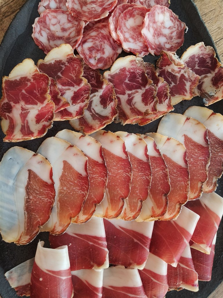 Cantos e Sonos - Salámy místní produkce, Triei, Sardinie