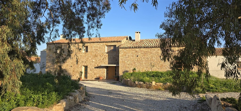 Cantos e Sonos - Pohled zvenku, Triei, Sardinie