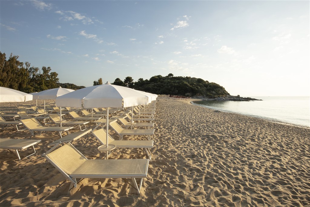 Spiagge San Pietro Resort - Lehátka na pláži, Castiadas, Sardinie