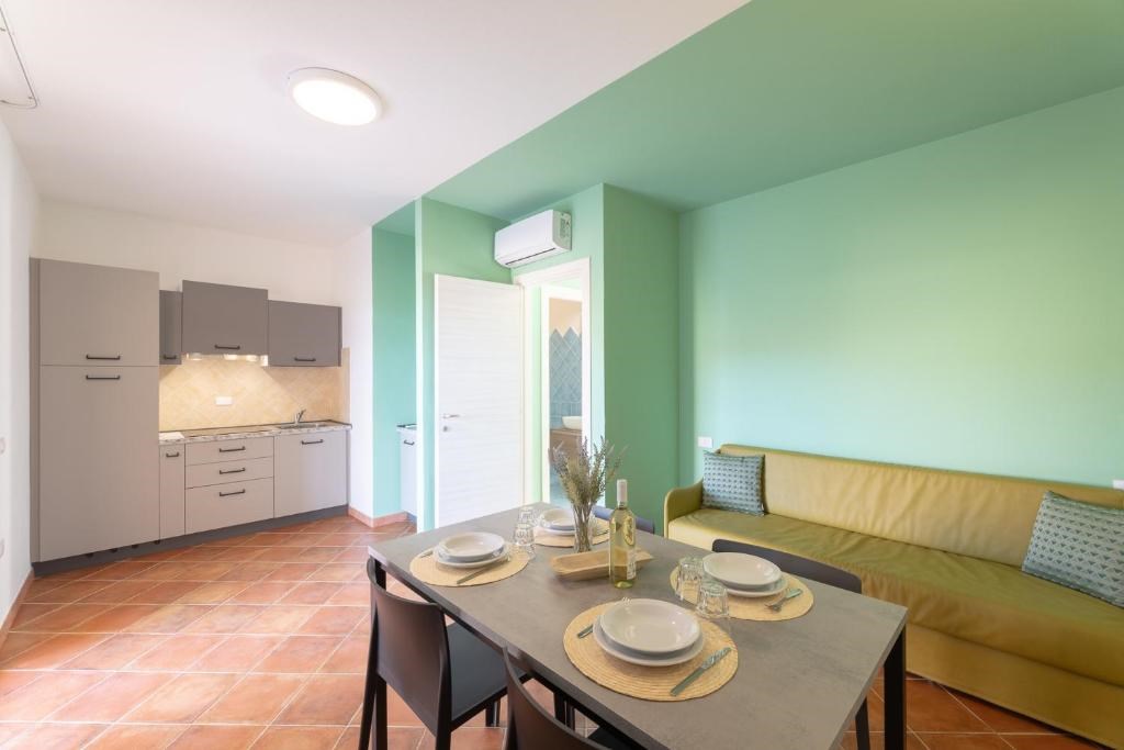 Residence Le Rocce Rosse - Interiér, BILO 4 S VÝHLEDEM NA MOŘE, Isola Rossa, Sardinie