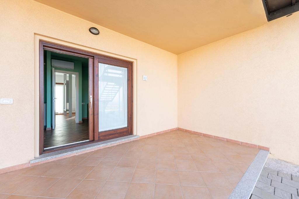 Residence Le Rocce Rosse - Terasa u apartmánů v přízemí, Isola Rossa, Sardinie
