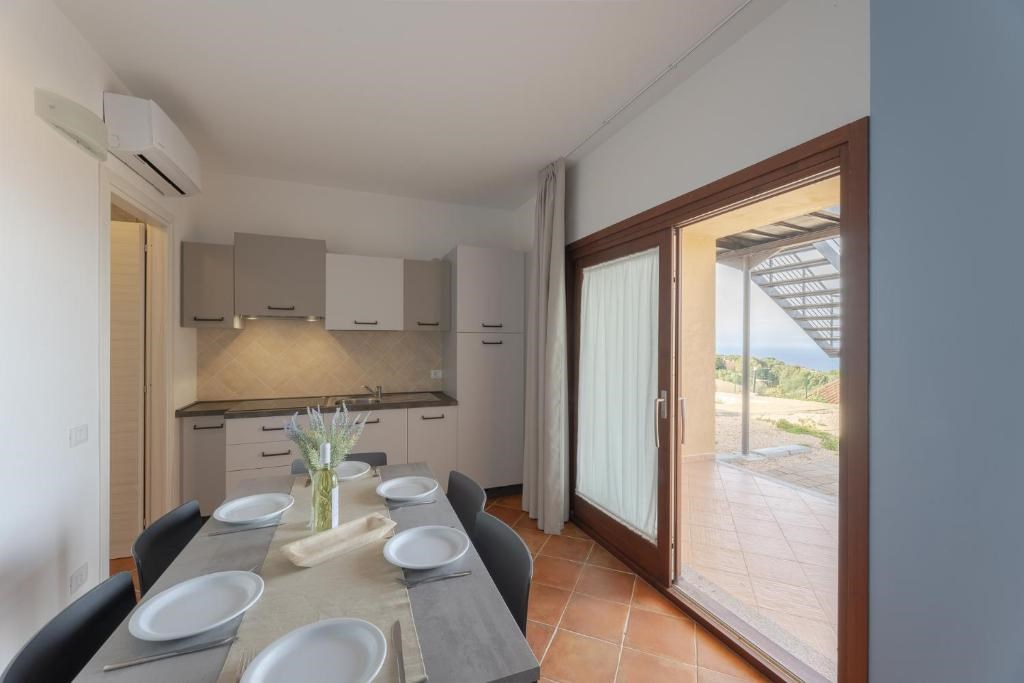 Residence Le Rocce Rosse - Pohled z apartmánu v přízemí, Isola Rossa, Sardinie