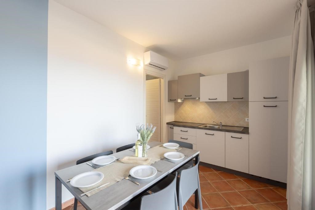 Residence Le Rocce Rosse - Kuchyňský kout, Isola Rossa, Sardinie