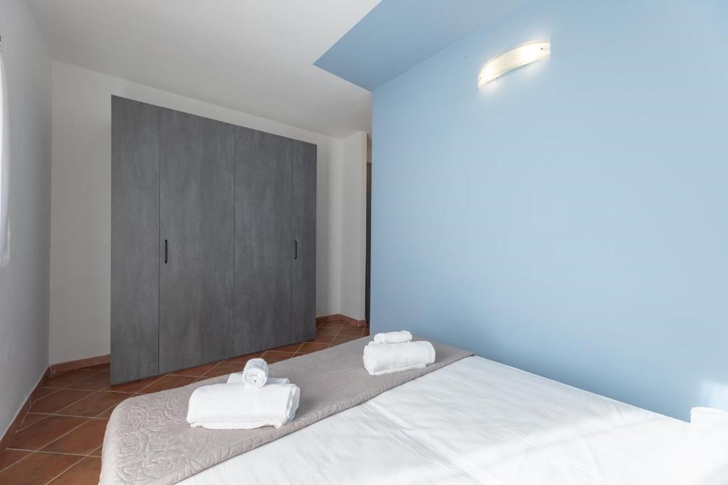 Residence Le Rocce Rosse - Úložné prostory v ložnici, Isola Rossa, Sardinie