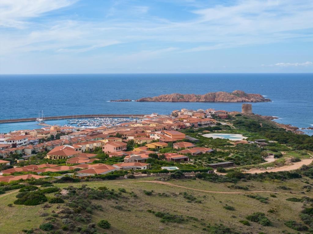 Residence Le Rocce Rosse - Pohled na letovisko Isola Rossa, Sardinie