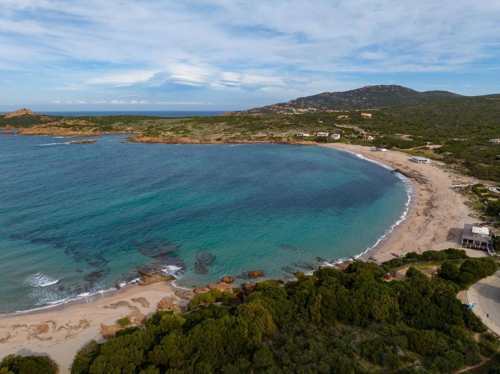 Residence Le Rocce Rosse - Pohled na pláže, Isola Rossa, Sardinie