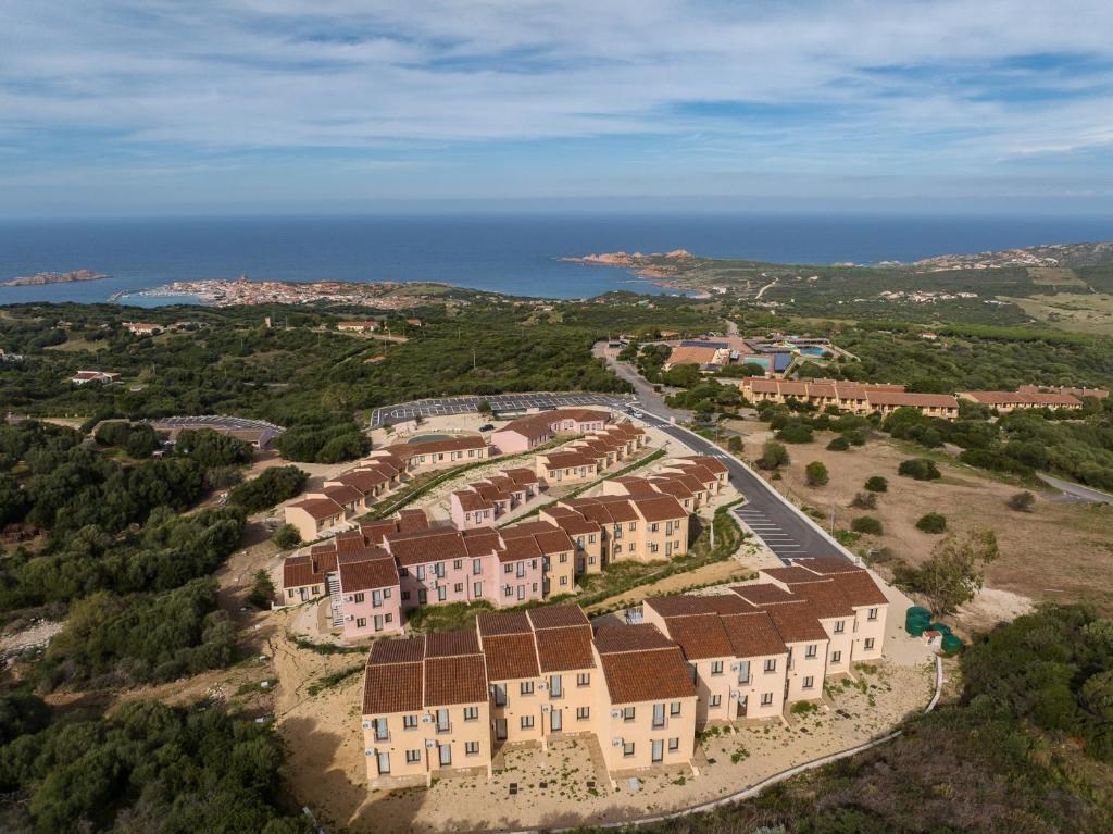Residence Le Rocce Rosse - Pohled na residenci z dronu, Isola Rossa, Sardinie