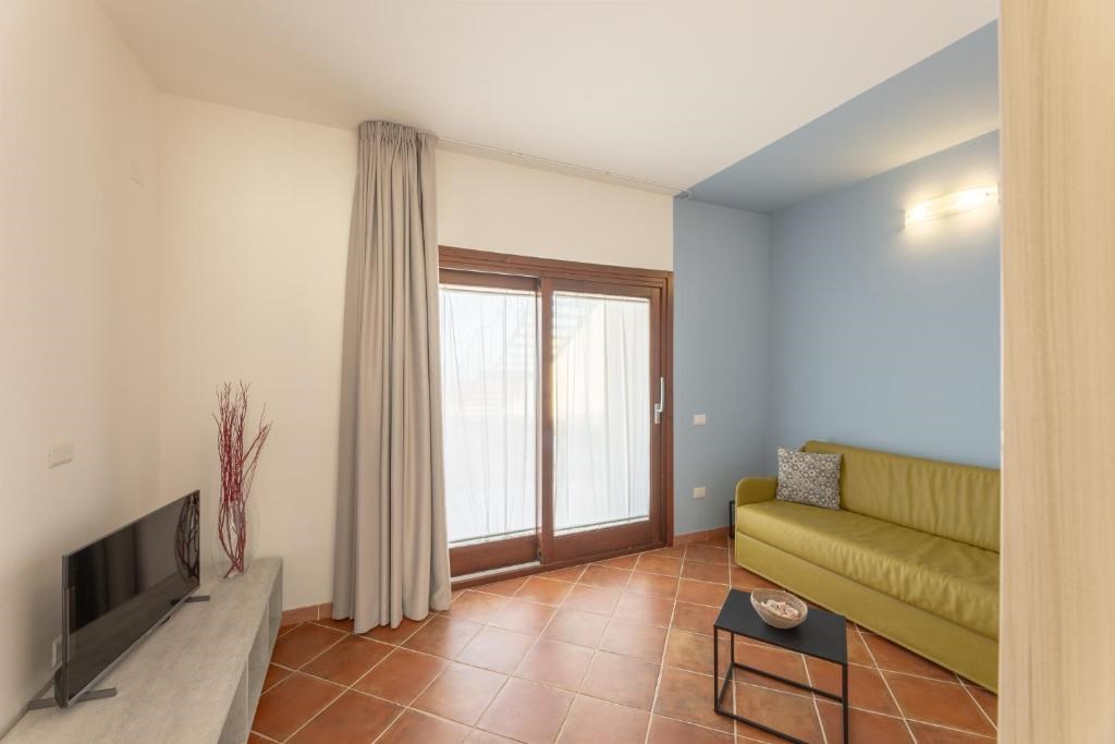 Residence Le Rocce Rosse - Obývací pokoj, BILO 3, typologie na vyžádání, Isola Rossa, Sardinie