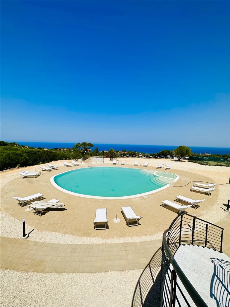 Residence Le Rocce Rosse - Bazén se solární terasou, Isola Rossa, Sardinie