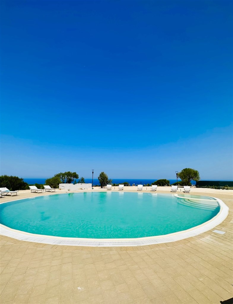 Residence Le Rocce Rosse - Bazén se solární terasou s lehátky, Isola Rossa, Sardinie