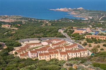 Panoramatický pohled na residenci, Isola Rossa, Sardinie