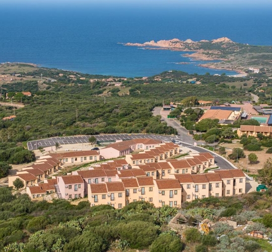 Panoramatický pohled na residenci, Isola Rossa, Sardinie
