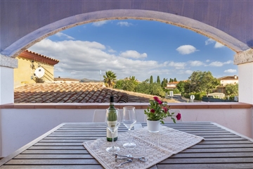 Výhled z terasy jednoho z apartmánů, San Teodoro, Sardinie