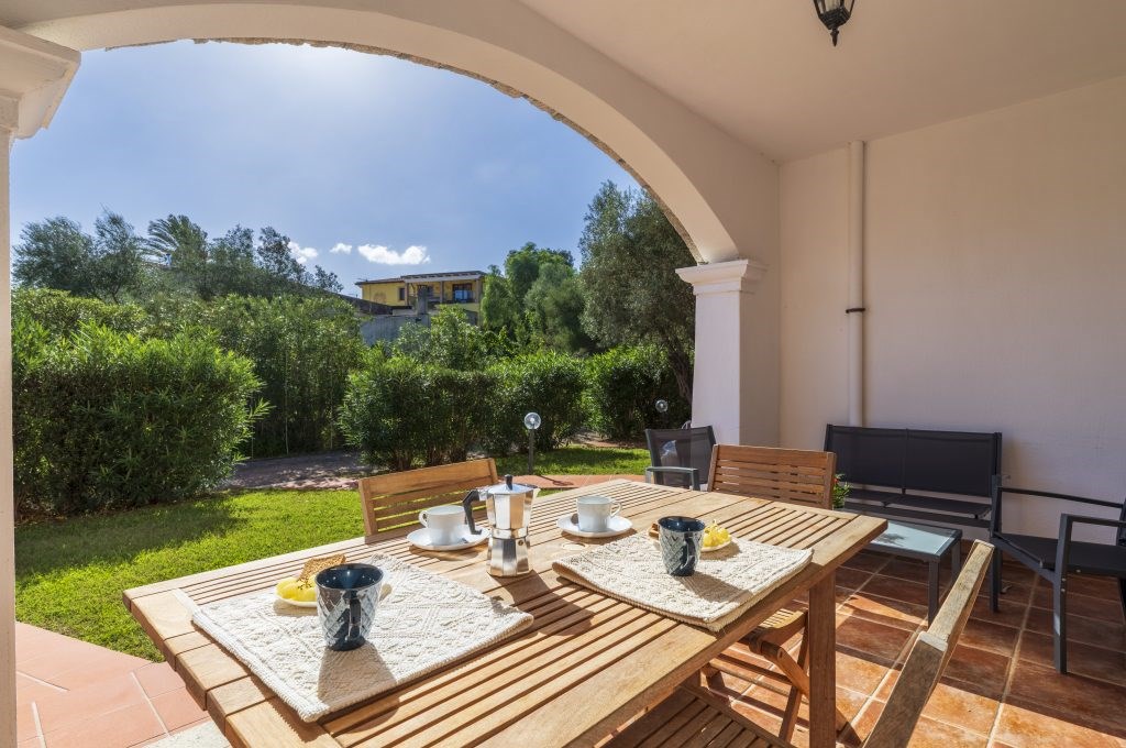Residence Vecchio Stazzo - Terasa jednoho apartmánu, San Teodoro, Sardinie