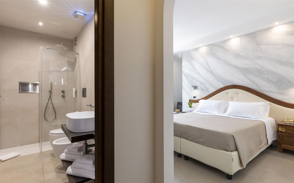 Nicoletta - Pokoj STANDARD s verandou, pohled do koupelny, Santa Maria Navarrese, Sardinie