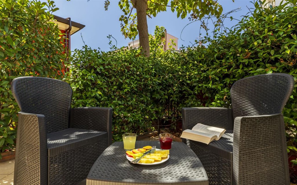 Nicoletta - Pohled na verandu pokoje STANDARD s verandou, Santa Maria Navarrese, Sardinie