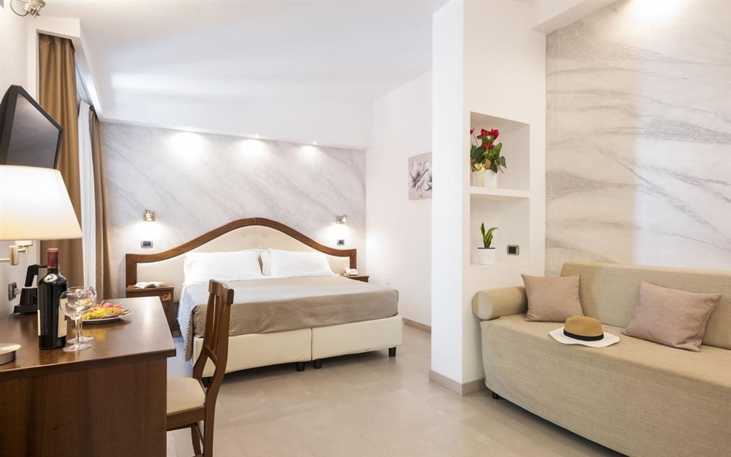 Nicoletta - Interiér čtyřlůžkového pokoje STANDARD, Santa Maria Navarrese, Sardinie