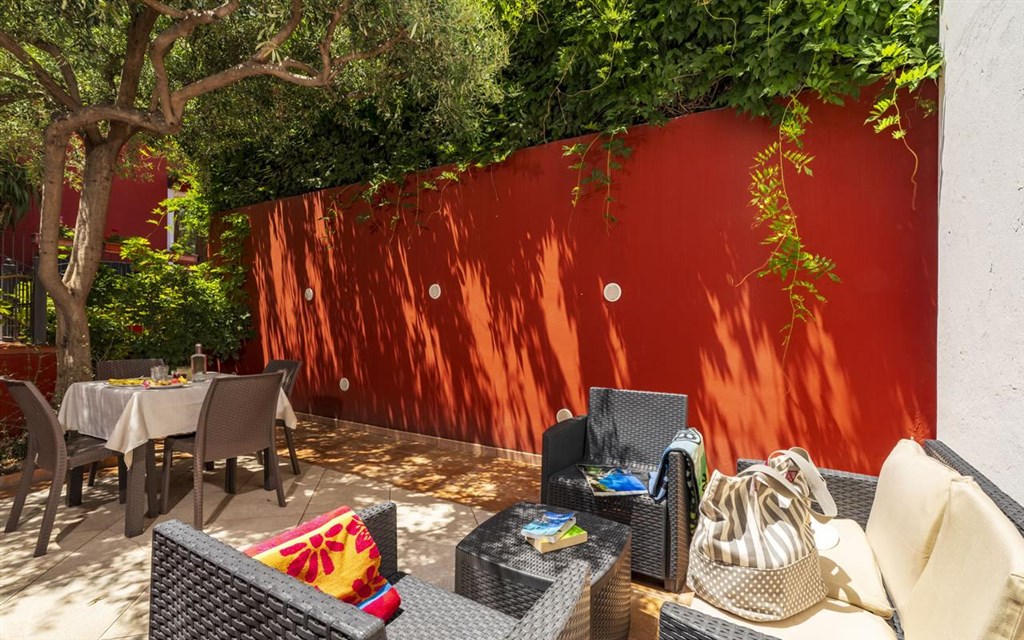 Nicoletta - Venkovní posezení čtyřlůžkového pokoje STANDARD s terasou, Santa Maria Navarrese, Sardinie