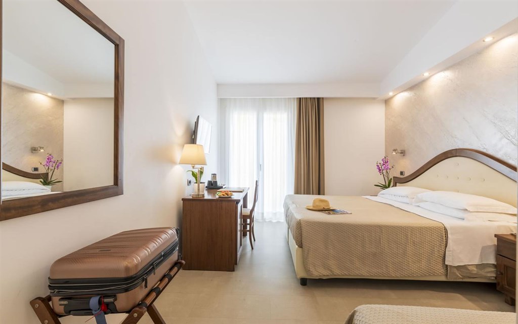 Nicoletta - Pokoj STANDARD třílůžkový, pohled k oknu, Santa Maria Navarrese, Sardinie